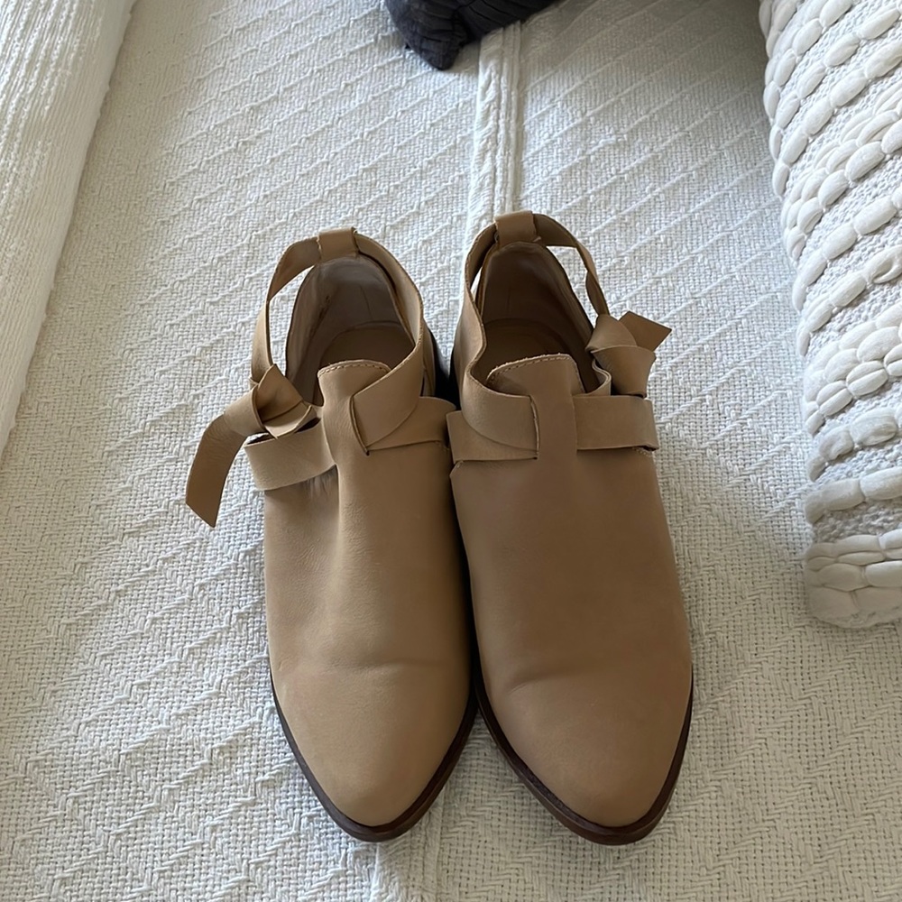 Kelsi Dagger, tan suede, bootie 6 1/2